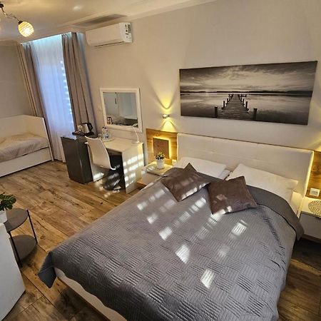 Willa-Restauracja Victoria Островец-Свентокшиский Экстерьер фото