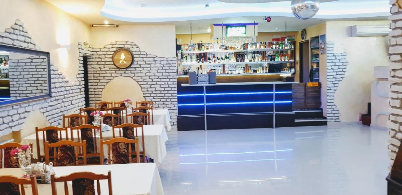 Willa-Restauracja Victoria Островец-Свентокшиский Экстерьер фото