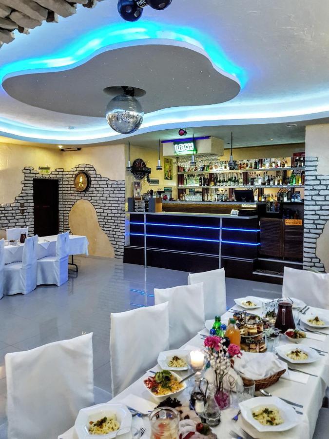 Willa-Restauracja Victoria Островец-Свентокшиский Экстерьер фото