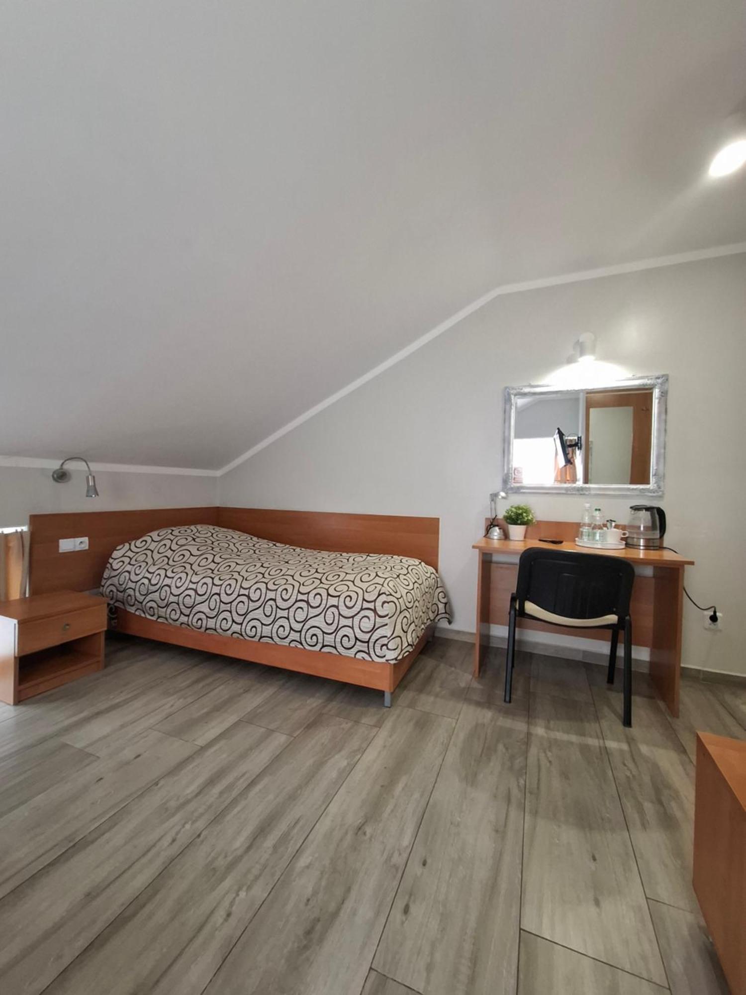 Willa-Restauracja Victoria Островец-Свентокшиский Экстерьер фото